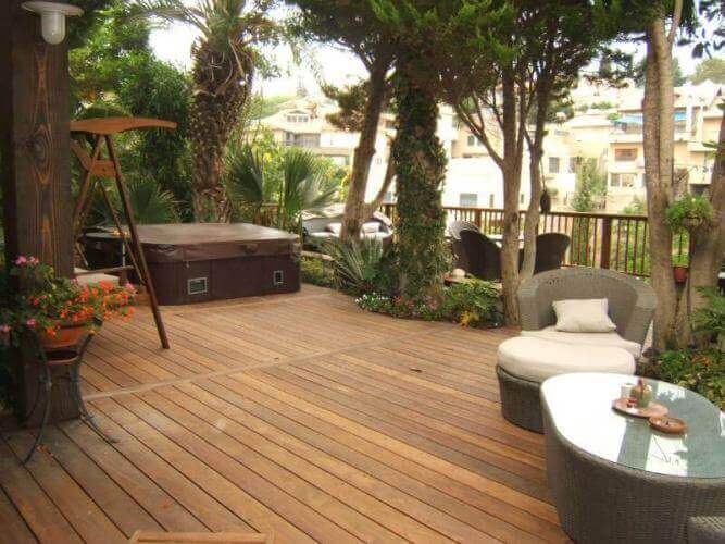 בניית דק בחצר